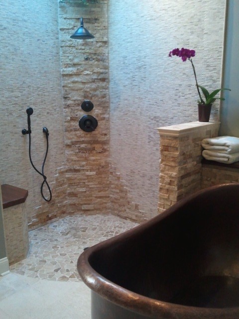 Foto på ett mellanstort vintage brun en-suite badrum, med ett fristående badkar, beige kakel, stenkakel, med dusch som är öppen, luckor med upphöjd panel, bruna skåp, våtrum, travertin golv, granitbänkskiva och beiget golv