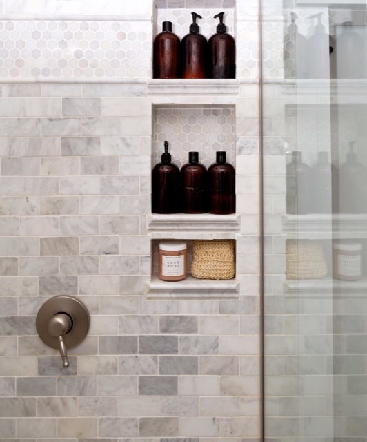 Klassisk inredning av ett en-suite badrum, med turkosa skåp, en öppen dusch, marmorkakel, vita väggar, linoleumgolv och med dusch som är öppen
