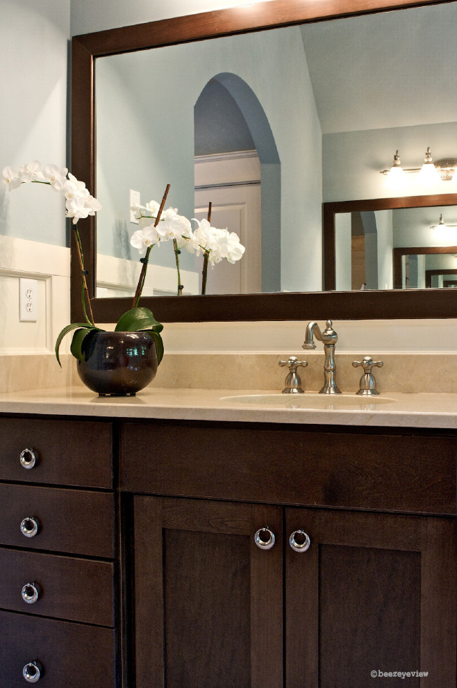 Diseño de cuarto de baño principal de estilo americano grande con armarios estilo shaker, puertas de armario de madera en tonos medios, encimera de mármol y baldosas y/o azulejos beige