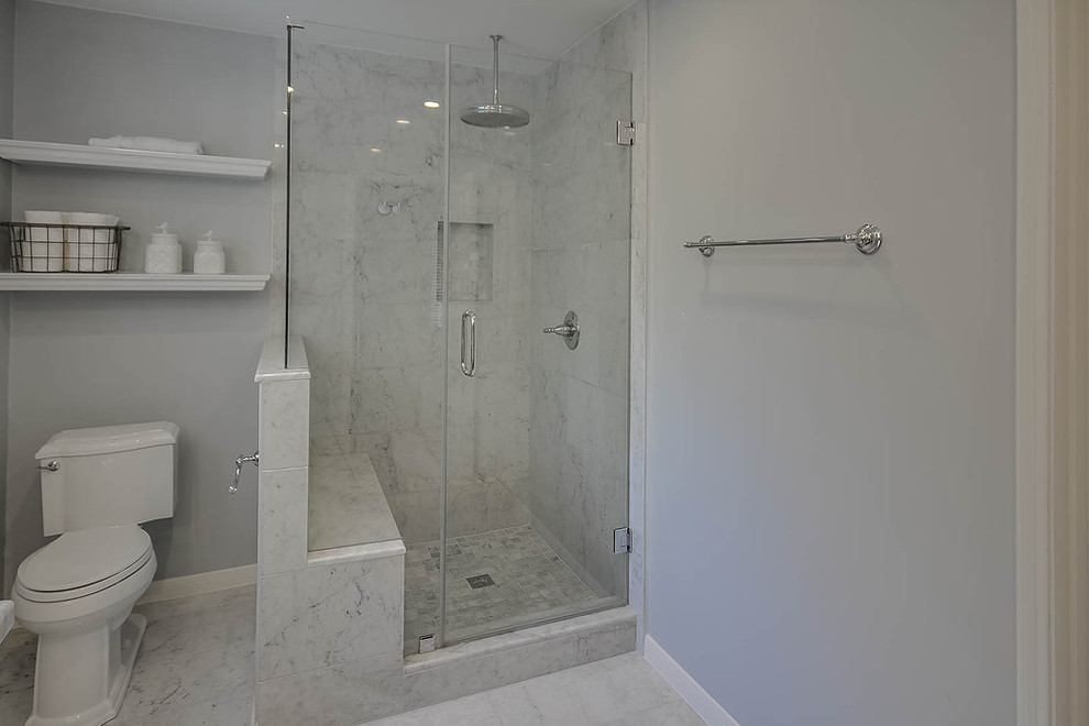 Esempio di una stanza da bagno padronale moderna con ante nere, doccia ad angolo, piastrelle grigie, pareti grigie, pavimento in marmo, lavabo sottopiano e top in marmo