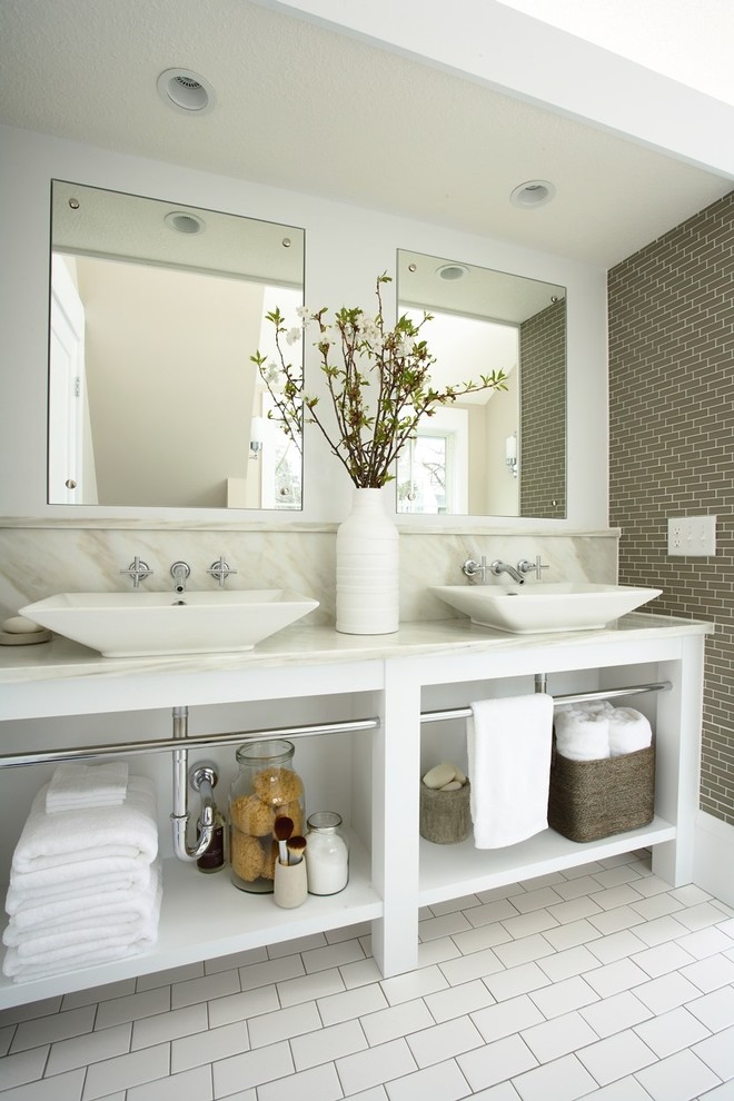 Стильный дизайн: ванная комната в классическом стиле с мраморной столешницей и настольной раковиной - последний тренд