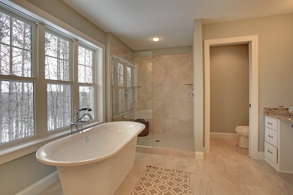 Großes Klassisches Badezimmer En Suite mit freistehender Badewanne, Duschnische, Toilette mit Aufsatzspülkasten, Porzellanfliesen, beiger Wandfarbe und Keramikboden in Minneapolis