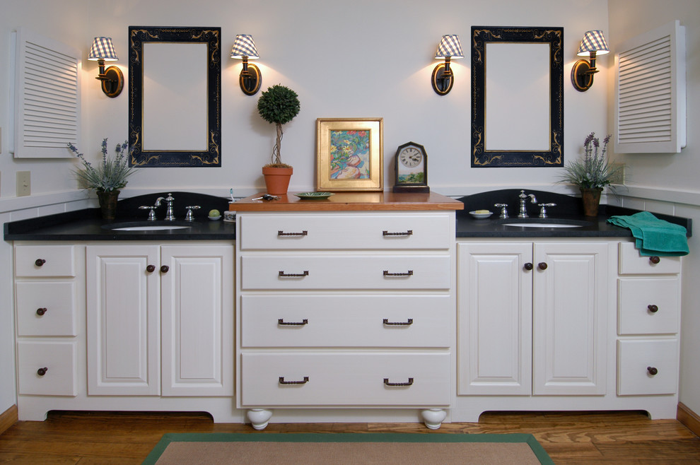 Bild på ett mellanstort vintage en-suite badrum, med ett undermonterad handfat, luckor med upphöjd panel, beige skåp, granitbänkskiva, ett platsbyggt badkar, en dusch/badkar-kombination, en toalettstol med separat cisternkåpa, beige kakel, stenkakel och beige väggar