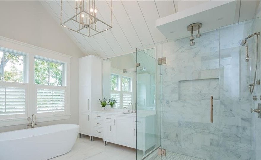 Стильный дизайн: главная ванная комната среднего размера в стиле неоклассика (современная классика) - последний тренд