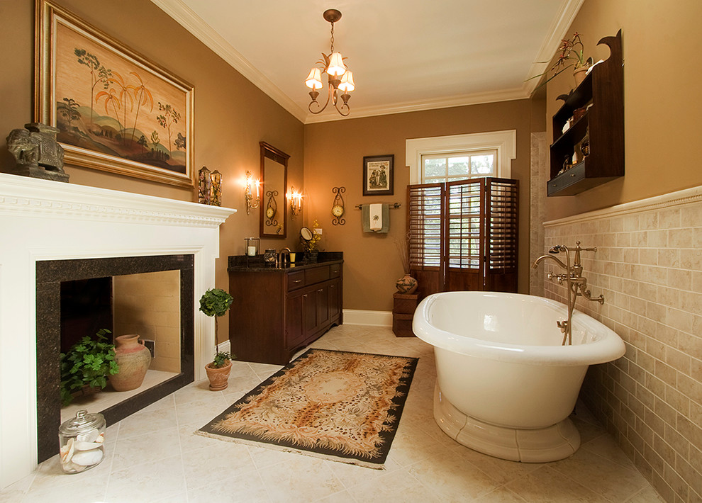 Aménagement d'une salle de bain principale classique en bois foncé de taille moyenne avec un placard à porte shaker, une baignoire indépendante, un carrelage beige, des carreaux de céramique, un mur beige, un sol en carrelage de céramique, un lavabo encastré, un plan de toilette en granite et un sol beige.