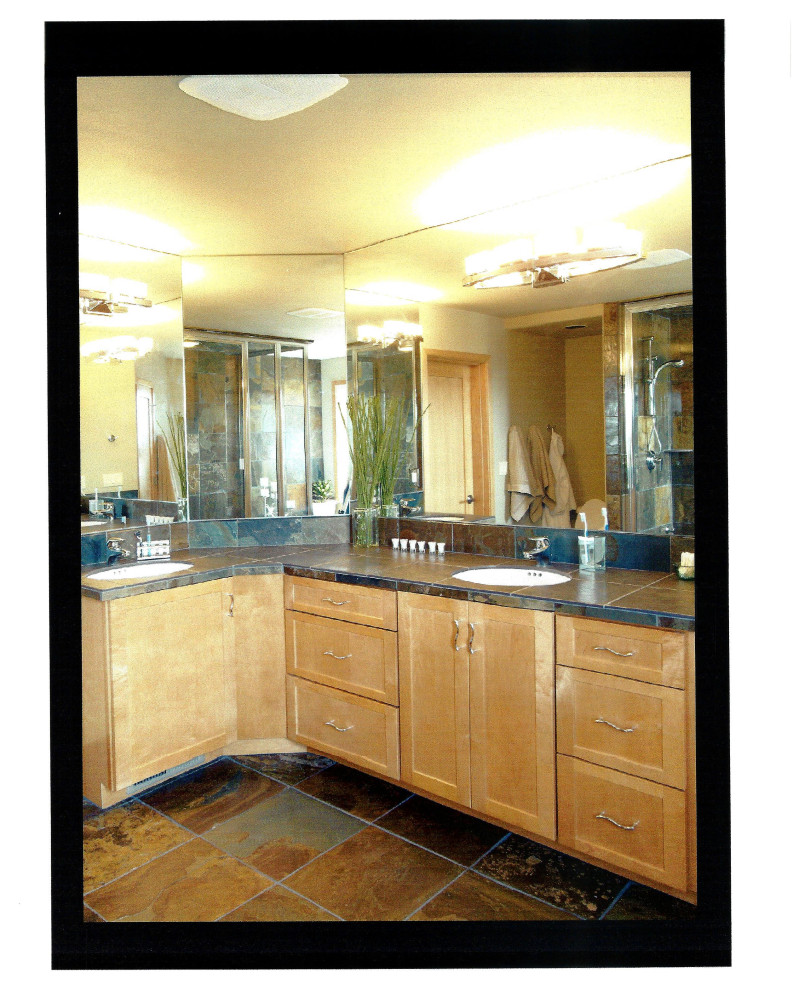 Immagine di una grande stanza da bagno padronale chic con ante marroni, piastrelle a specchio, pavimento in ardesia, top in granito, top nero, due lavabi e mobile bagno incassato