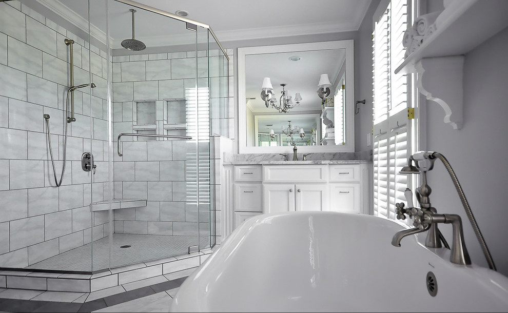 Inspiration för ett stort vintage en-suite badrum, med luckor med infälld panel, vita skåp, ett fristående badkar, en hörndusch, vit kakel, vita väggar, ett undermonterad handfat, vitt golv och dusch med gångjärnsdörr