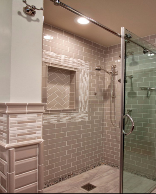 Immagine di una grande stanza da bagno padronale classica con doccia alcova, piastrelle beige e porta doccia scorrevole