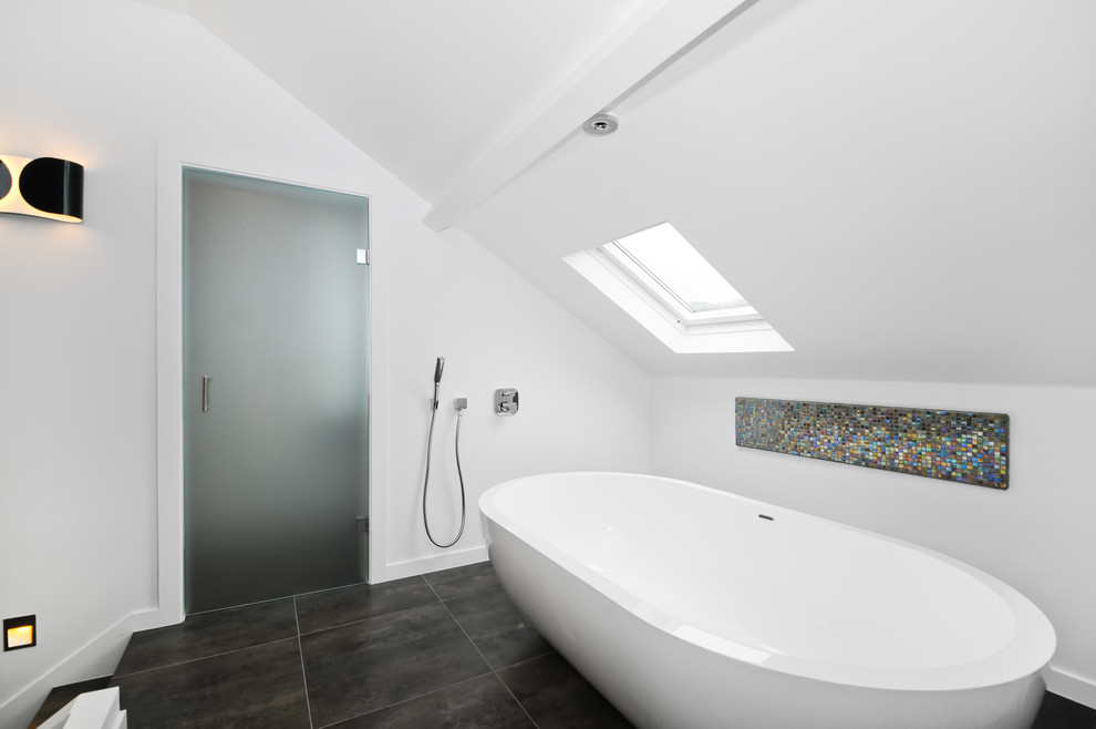 Diseño de cuarto de baño contemporáneo con bañera exenta, sanitario de pared y baldosas y/o azulejos de cerámica
