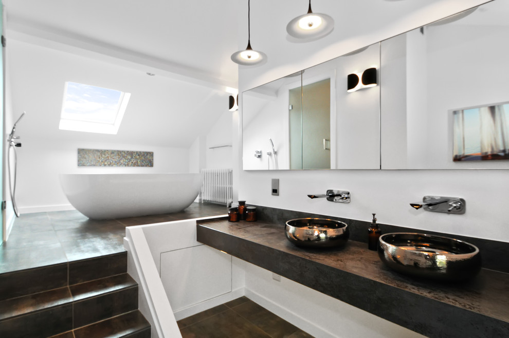 Пример оригинального дизайна: ванная комната в современном стиле с настольной раковиной, отдельно стоящей ванной и коричневой плиткой