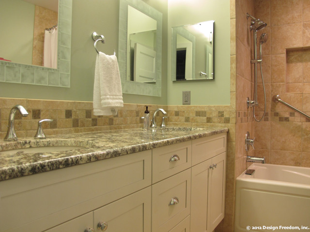 Diseño de cuarto de baño principal tradicional con lavabo bajoencimera, bañera empotrada, armarios con paneles lisos, puertas de armario blancas, encimera de granito y baldosas y/o azulejos beige