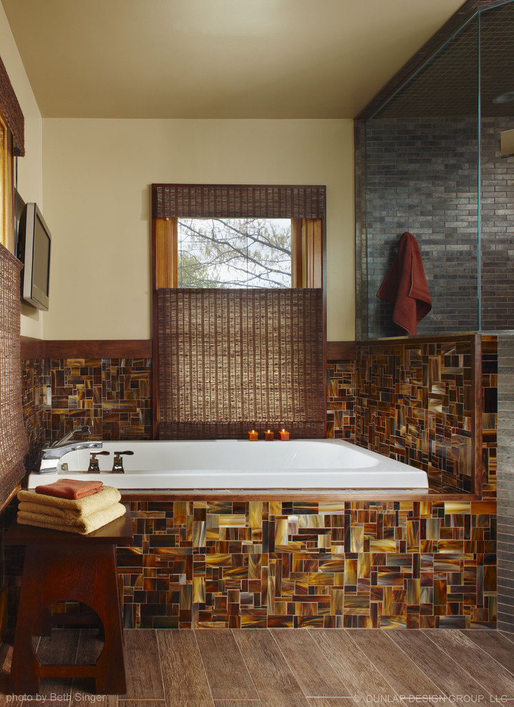 Imagen de cuarto de baño rectangular tradicional con baldosas y/o azulejos de vidrio y baldosas y/o azulejos marrones