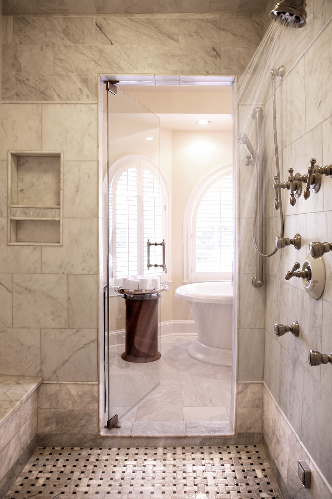 Cette image montre une salle de bain traditionnelle avec mosaïque.