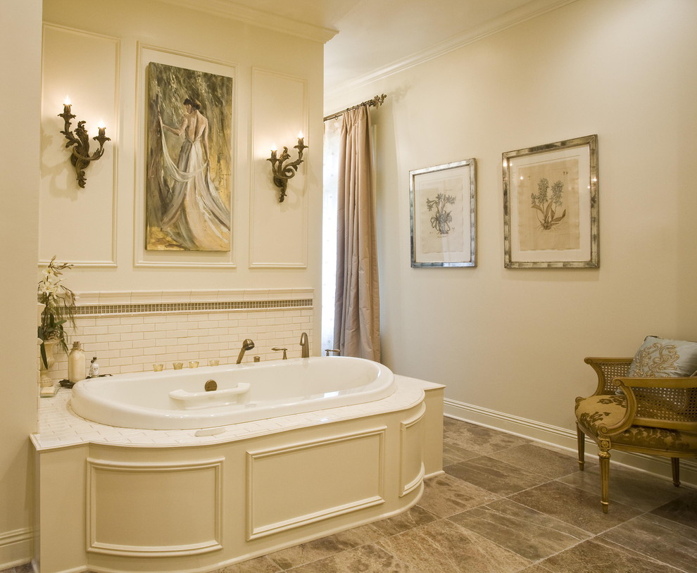 Exempel på ett klassiskt badrum, med ett platsbyggt badkar