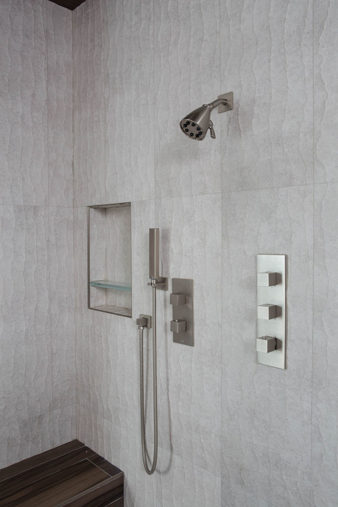 Idéer för ett stort modernt svart en-suite badrum, med släta luckor, skåp i mörkt trä, ett fristående badkar, en hörndusch, vita väggar, marmorgolv, ett fristående handfat, vitt golv och dusch med gångjärnsdörr
