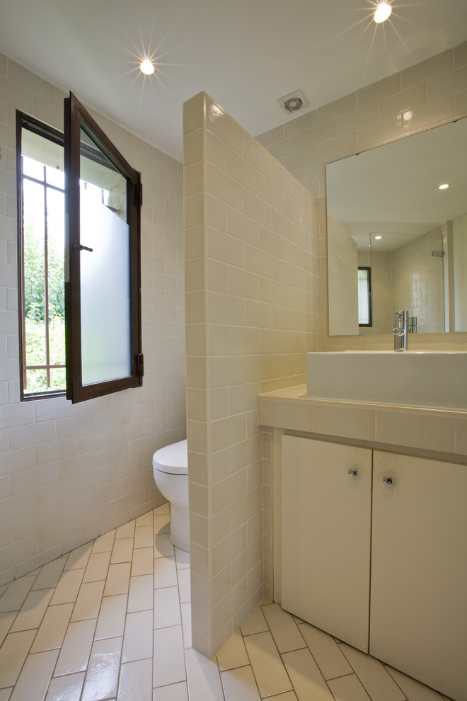 Exemple d'une salle de bain méditerranéenne avec un carrelage métro et une vasque.