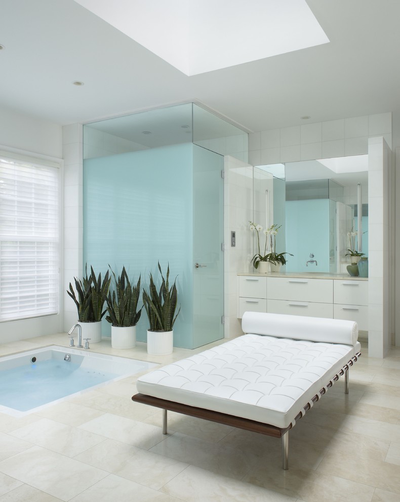 Стильный дизайн: ванная комната в современном стиле с плоскими фасадами, белыми фасадами, гидромассажной ванной и душем в нише - последний тренд