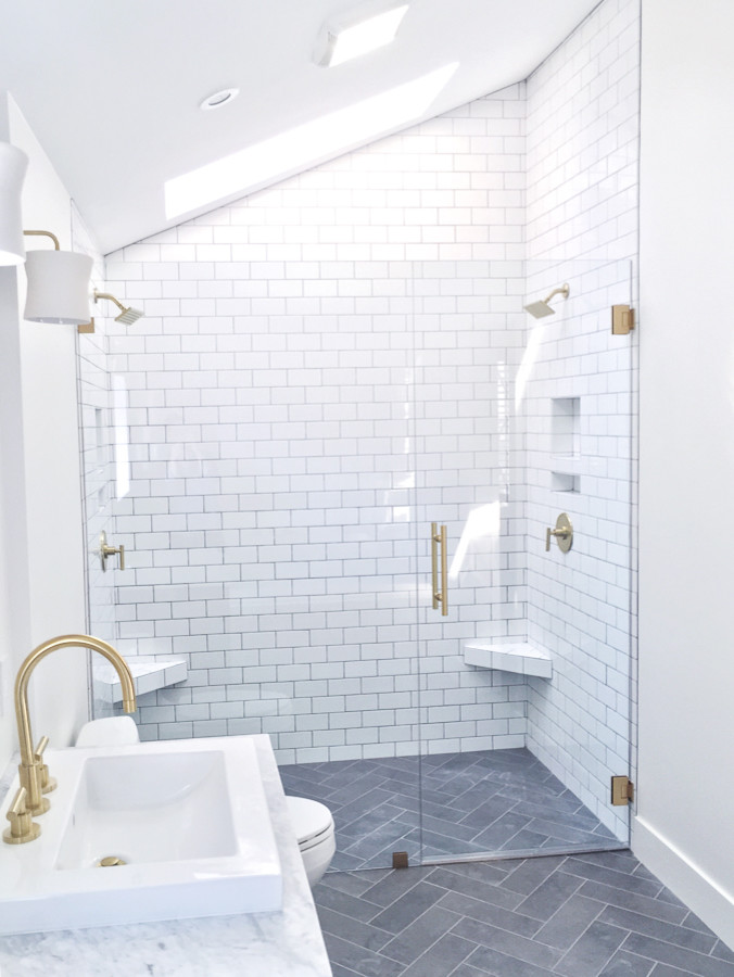 Exempel på ett mellanstort lantligt vit vitt en-suite badrum, med släta luckor, skåp i mellenmörkt trä, ett platsbyggt badkar, en kantlös dusch, en toalettstol med hel cisternkåpa, vit kakel, tunnelbanekakel, vita väggar, klinkergolv i porslin, ett fristående handfat, marmorbänkskiva, grått golv och dusch med gångjärnsdörr