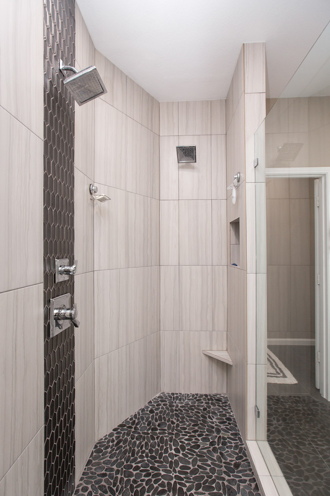 Bild på ett stort funkis svart svart en-suite badrum, med luckor med infälld panel, vita skåp, ett hörnbadkar, en hörndusch, en toalettstol med hel cisternkåpa, beige väggar, klinkergolv i porslin, ett undermonterad handfat, granitbänkskiva, svart golv och dusch med gångjärnsdörr