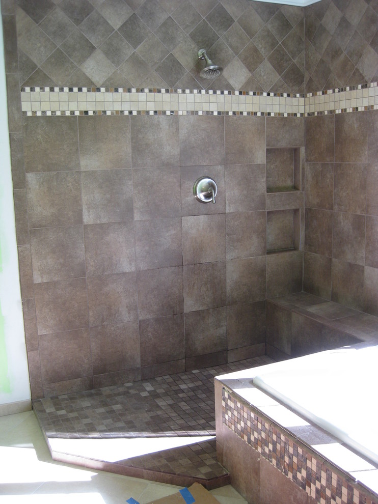 На фото: главная ванная комната в современном стиле с полновстраиваемой ванной, угловым душем и полом из керамической плитки