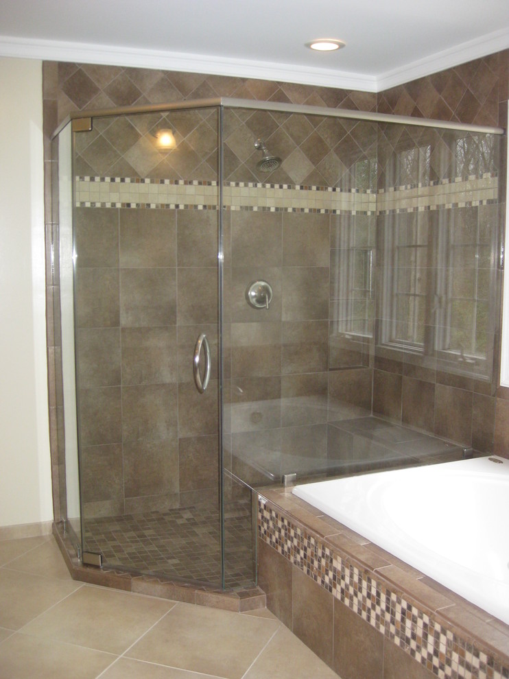Ispirazione per una stanza da bagno padronale minimal con vasca sottopiano, doccia ad angolo e pavimento con piastrelle in ceramica