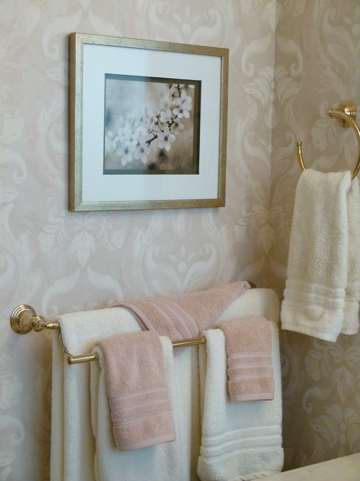 На фото: главная ванная комната среднего размера в стиле неоклассика (современная классика) с фасадами с выступающей филенкой, коричневыми фасадами, угловым душем, раздельным унитазом, розовыми стенами, полом из керамической плитки, монолитной раковиной, столешницей из искусственного кварца, розовым полом, душем с распашными дверями и белой столешницей с
