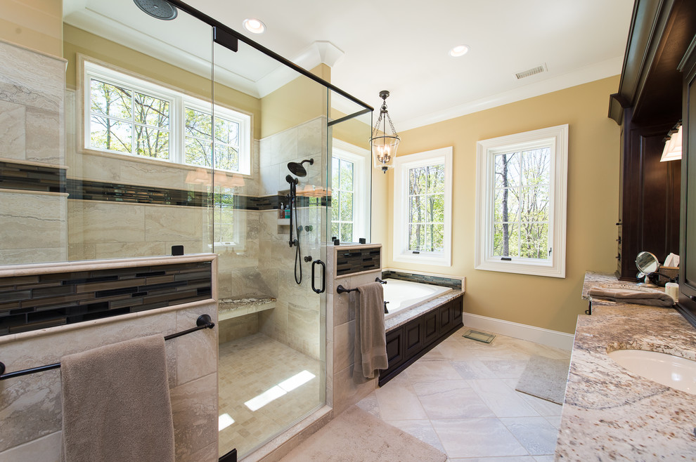 Идея дизайна: главная ванная комната в стиле модернизм с двойным душем, желтыми стенами и врезной раковиной