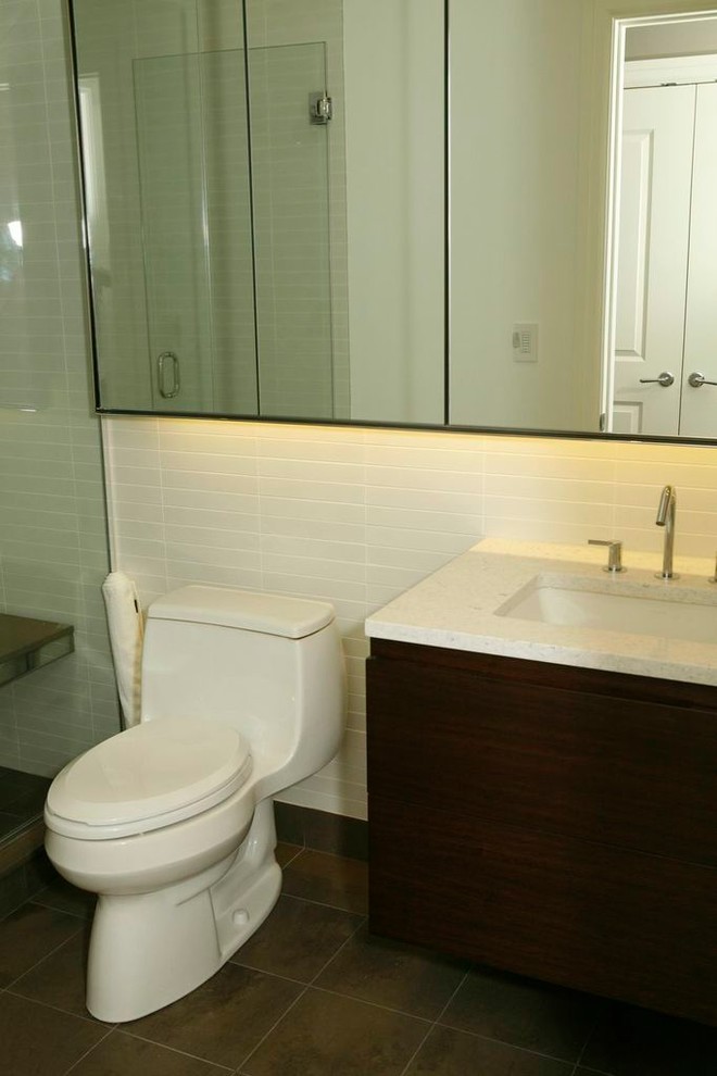 Idee per una stanza da bagno padronale design di medie dimensioni con lavabo sottopiano, ante lisce, doccia alcova, WC monopezzo, piastrelle bianche, piastrelle di vetro, pareti bianche e pavimento in pietra calcarea