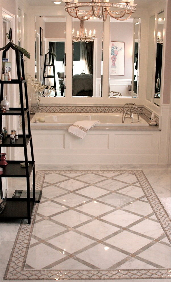 Imagen de cuarto de baño principal de estilo americano de tamaño medio con jacuzzi, baldosas y/o azulejos blancos, baldosas y/o azulejos de piedra, paredes beige y suelo de mármol