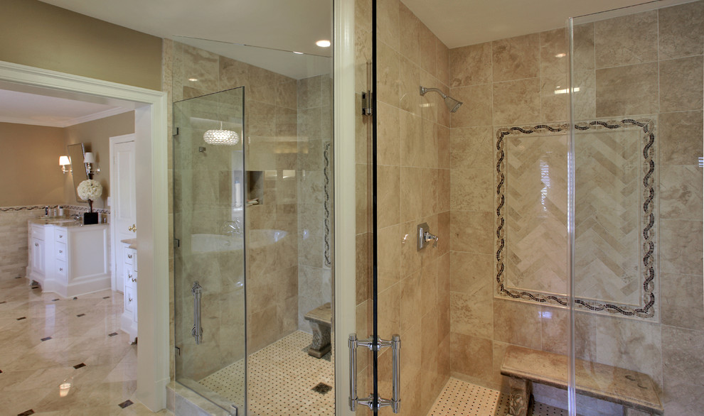 На фото: огромная главная ванная комната в стиле кантри с фасадами с утопленной филенкой, белыми фасадами, столешницей из гранита, душем в нише, бежевой плиткой, каменной плиткой, бежевыми стенами и мраморным полом с