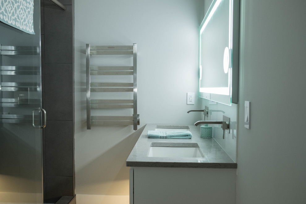 На фото: главная ванная комната среднего размера в современном стиле с фасадами в стиле шейкер, белыми фасадами, разноцветной плиткой, стеклянной плиткой, полом из керамической плитки, врезной раковиной и столешницей из искусственного кварца с