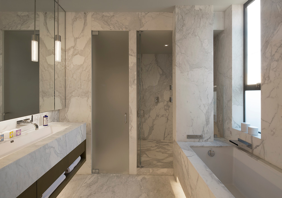 Mittelgroßes Modernes Badezimmer En Suite mit Marmorboden, Marmor-Waschbecken/Waschtisch, Unterbauwanne, Duschnische und Wandwaschbecken in San Francisco