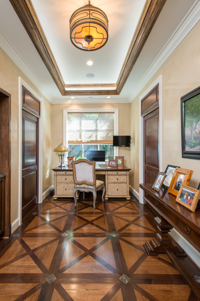 Großes Klassisches Badezimmer En Suite mit braunem Holzboden in Dallas