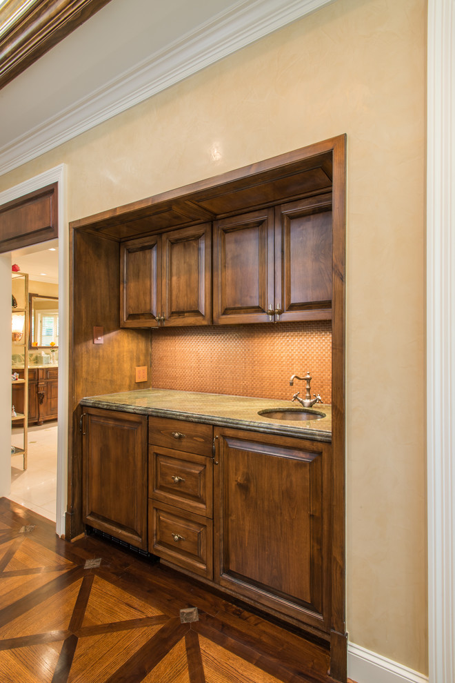 Ejemplo de cuarto de baño principal clásico grande con puertas de armario de madera oscura, encimera de granito y suelo de madera en tonos medios