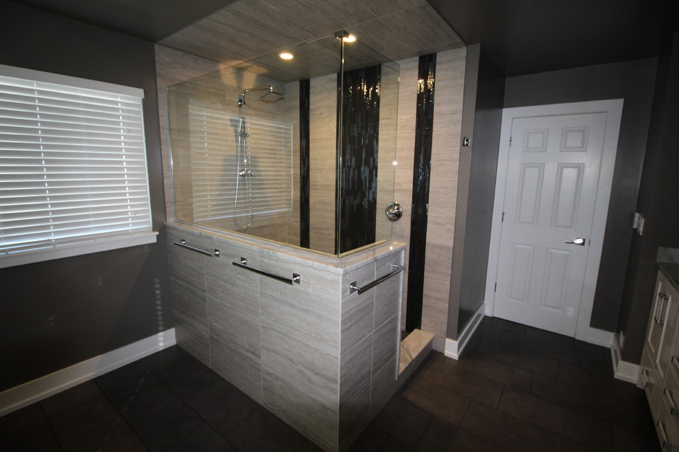 Exemple d'une salle de bain principale moderne de taille moyenne avec un lavabo encastré, un placard à porte shaker, des portes de placard blanches, un plan de toilette en marbre, une douche ouverte, WC séparés, un carrelage gris, un carrelage de pierre, un mur gris et un sol en carrelage de porcelaine.