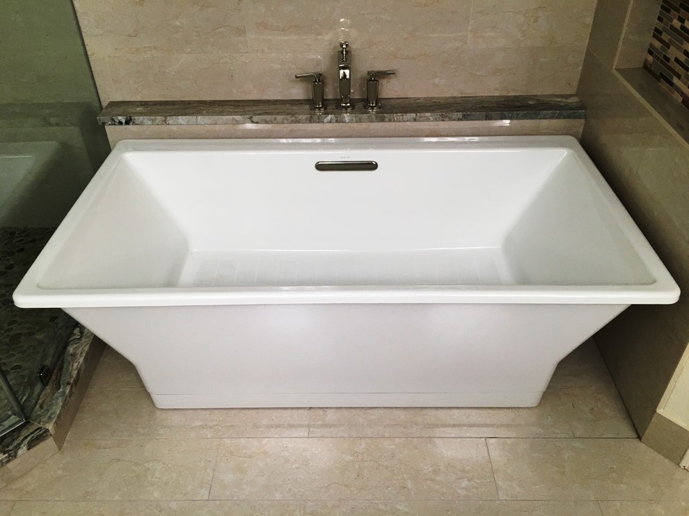Immagine di una grande stanza da bagno padronale contemporanea con vasca freestanding, piastrelle beige, piastrelle in gres porcellanato, pavimento in gres porcellanato e doccia ad angolo