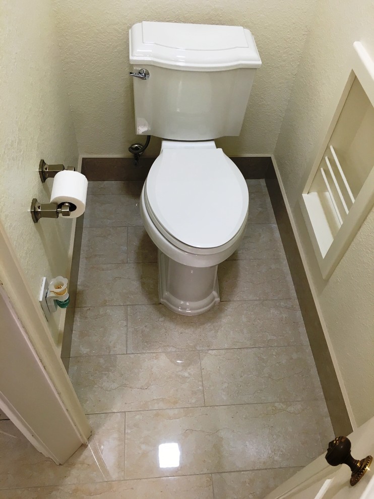 Idee per un grande bagno di servizio design con piastrelle beige, pavimento in gres porcellanato, WC a due pezzi e pareti beige