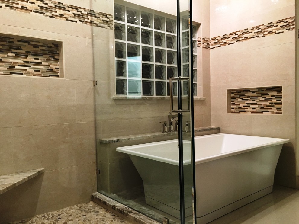 Foto di una grande stanza da bagno padronale design con vasca freestanding, piastrelle beige, piastrelle in gres porcellanato, pavimento in gres porcellanato e doccia ad angolo