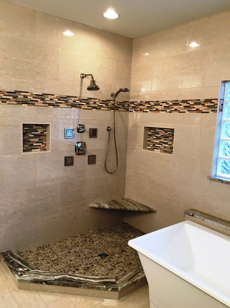 Cette image montre une grande salle de bain principale design avec une douche d'angle, un carrelage beige et des carreaux de porcelaine.