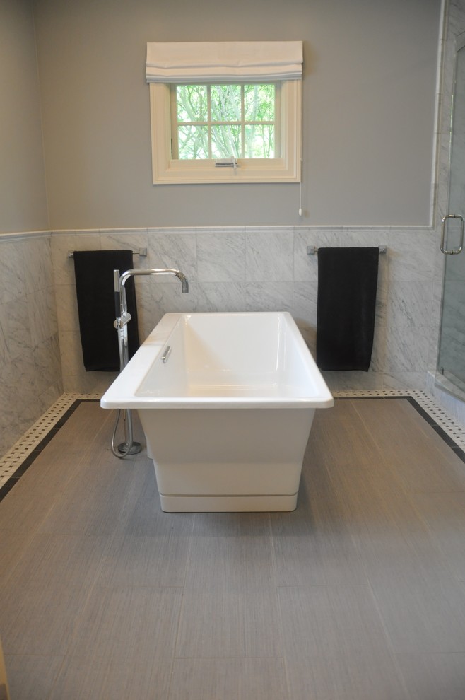 Ispirazione per una grande stanza da bagno padronale classica con vasca freestanding, piastrelle grigie, piastrelle in gres porcellanato, pareti grigie e pavimento con piastrelle in ceramica