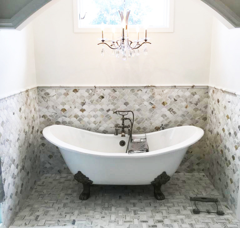 Exempel på ett litet vit vitt en-suite badrum, med luckor med infälld panel, gröna skåp, ett badkar med tassar, en dusch i en alkov och stenkakel