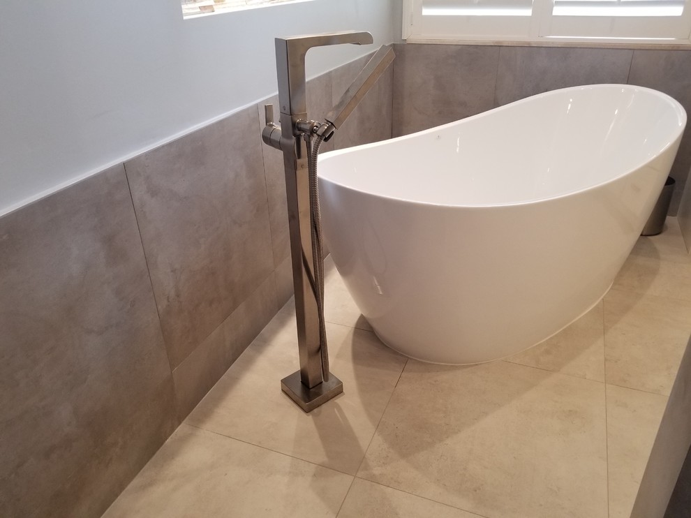 Mid-sized transitional master multicolored tile and stone tile porcelain tile and beige floor bathroom photo in Miami with shaker cabinets, white cabinets, a one-piece toilet, multicolored walls, an undermount sink and marble countertops