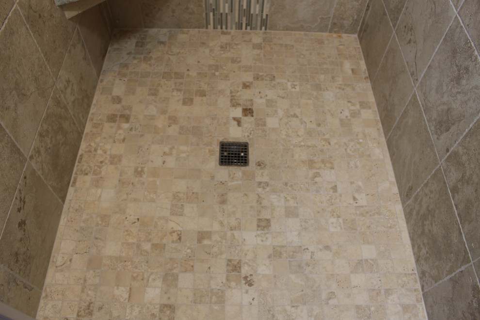 Cette image montre une salle de bain traditionnelle avec un sol en carrelage de céramique et un sol beige.