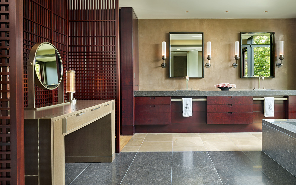 シアトルにあるコンテンポラリースタイルのおしゃれな浴室 (フラットパネル扉のキャビネット、濃色木目調キャビネット) の写真