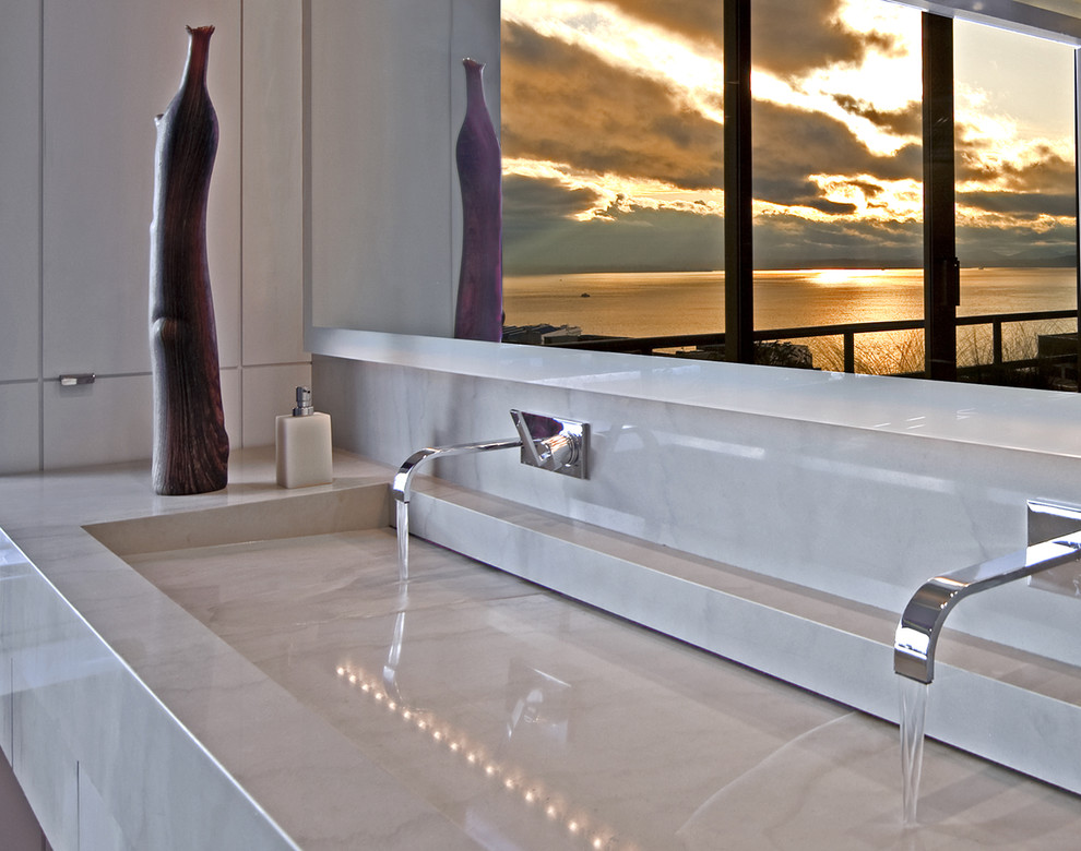Идея дизайна: ванная комната в современном стиле с раковиной с несколькими смесителями