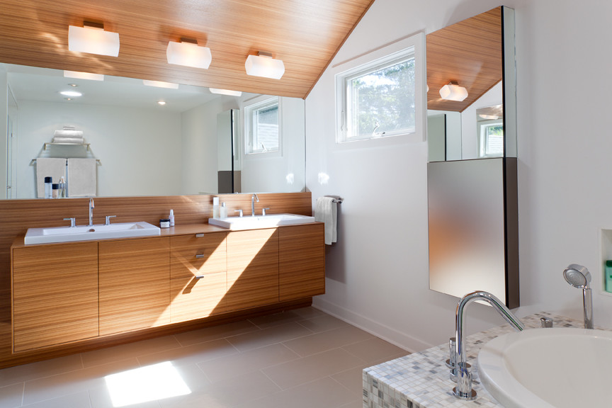 Inspiration för moderna en-suite badrum, med ett nedsänkt handfat, möbel-liknande, skåp i mellenmörkt trä, ett platsbyggt badkar, klinkergolv i porslin och porslinskakel