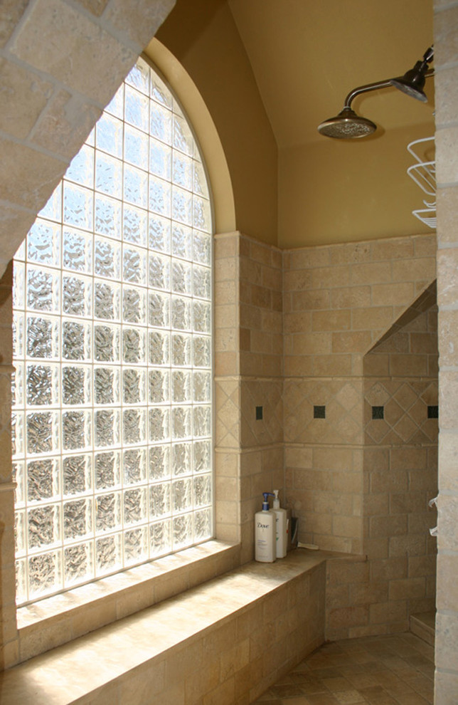 Esempio di una stanza da bagno padronale classica di medie dimensioni con doccia alcova, piastrelle beige, piastrelle in pietra e pareti gialle