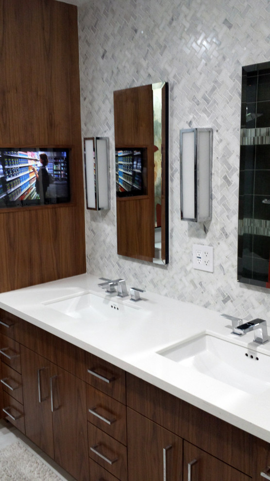 Modern inredning av ett mellanstort en-suite badrum, med ett undermonterad handfat, släta luckor, skåp i mellenmörkt trä, bänkskiva i kvartsit, en öppen dusch, en bidé, vit kakel, mosaik, grå väggar och klinkergolv i porslin