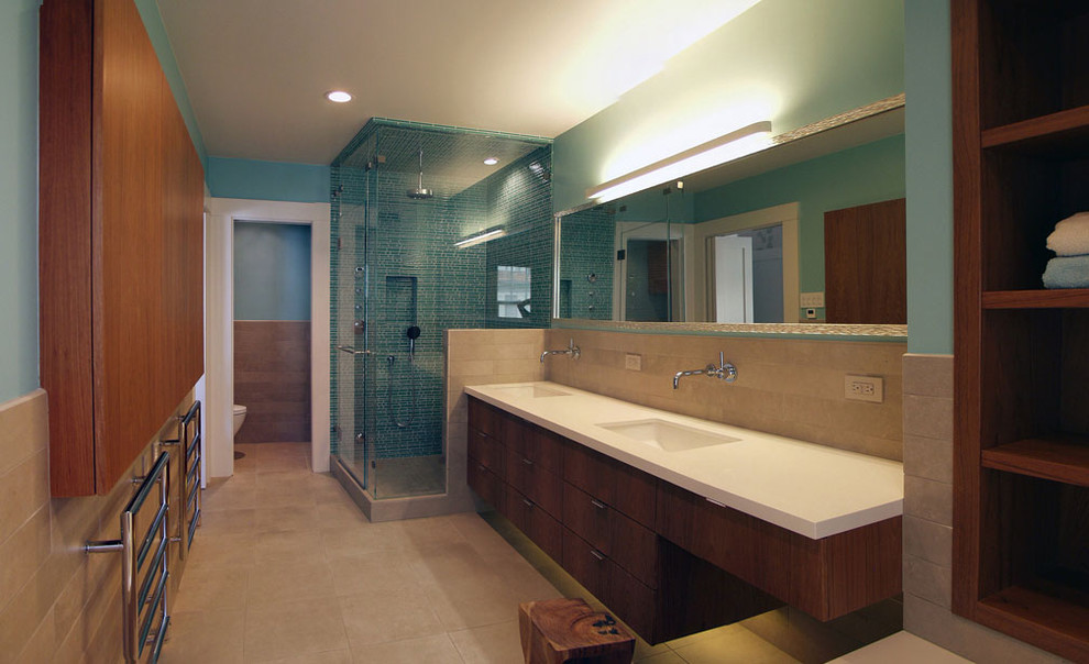 Foto de cuarto de baño rectangular contemporáneo con baldosas y/o azulejos de cemento y encimeras blancas