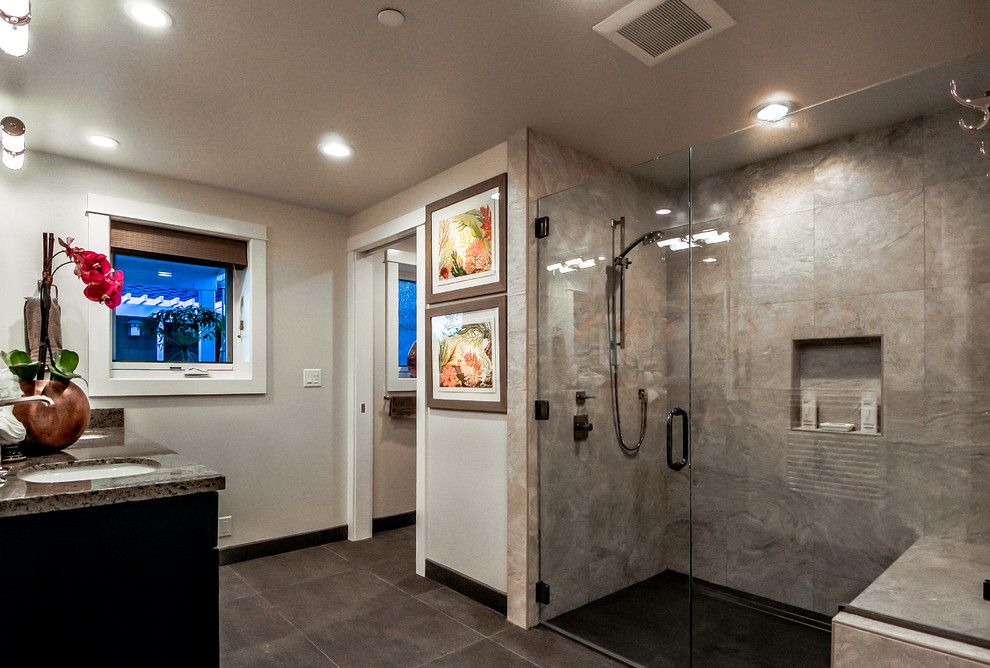 Immagine di una grande stanza da bagno padronale stile marinaro con ante in stile shaker, ante nere, piastrelle beige, piastrelle in gres porcellanato, pavimento con piastrelle in ceramica e top in granito